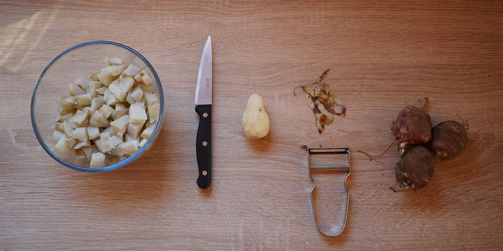 Préparation des topinambours en cuisine (épluchage et découpe)